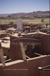 Image du Maroc Professionnelle de  Paysage du Sud sur la vallée, au premier plan les toits des maisons de la Kasbah de  Ouarzazate où résident la population berbères du sud du Maroc, le Samedi 23 Août 1997. (Photo / Abdeljalil Bounhar)